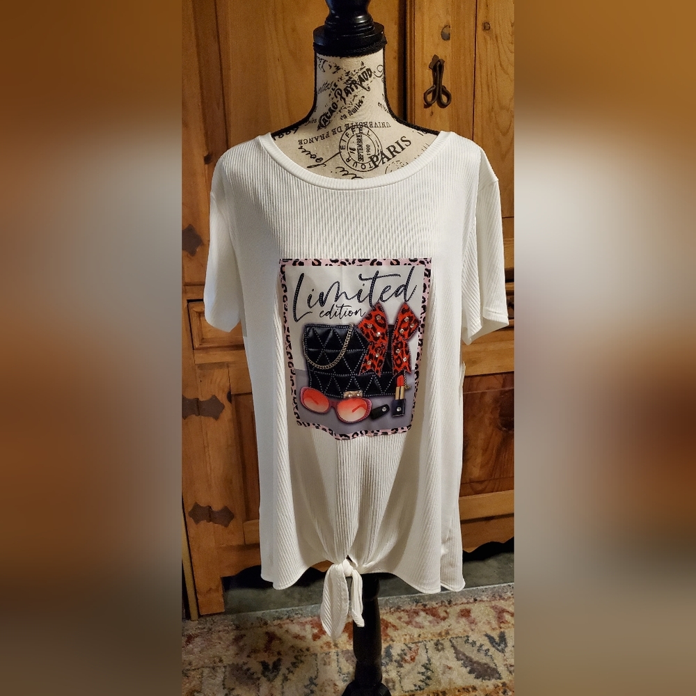 NWT Scarlett embellished short sleeve shirt. Size 2X.